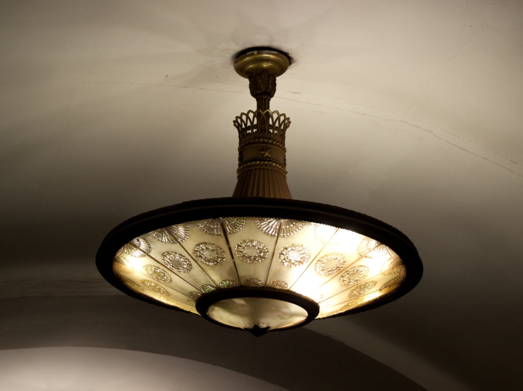Nur wenige Lampen haben keine Deko in der Metro