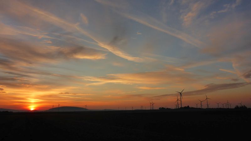 Winderäder im Sonnenuntergang