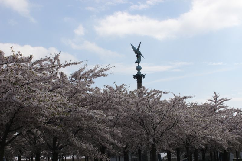 Statue mit Blumenpracht
