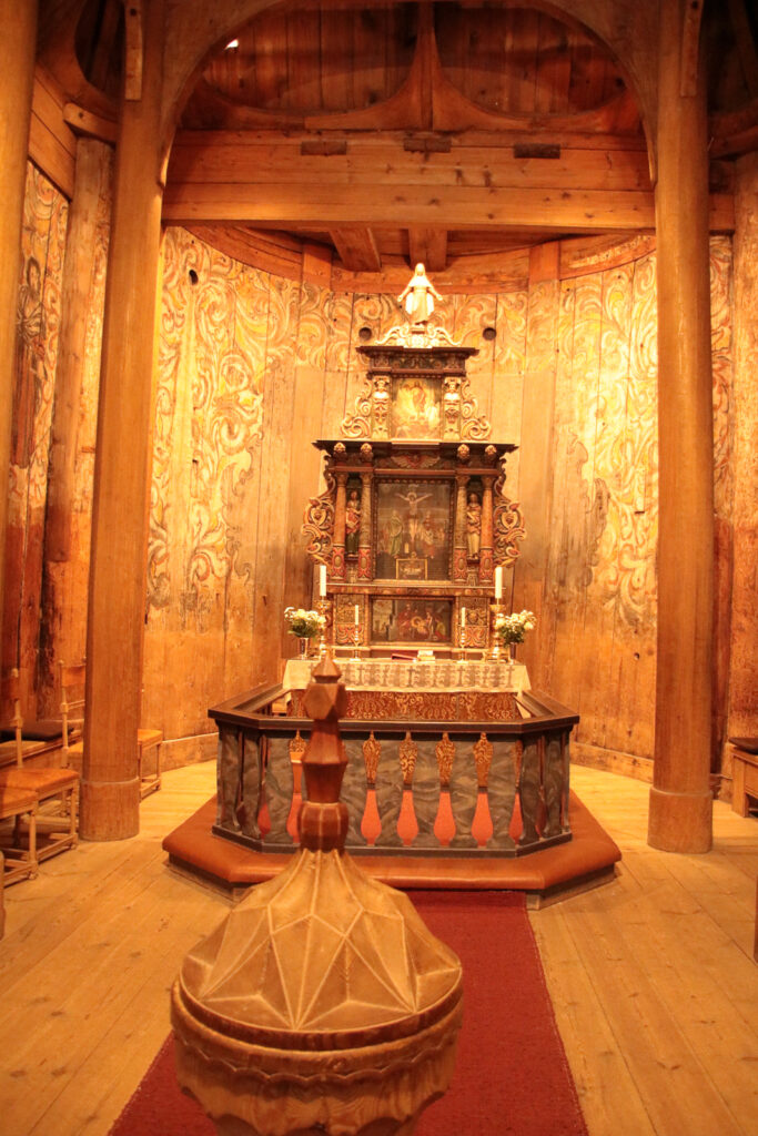 Im Inneren der Stabkirche bei Heddal