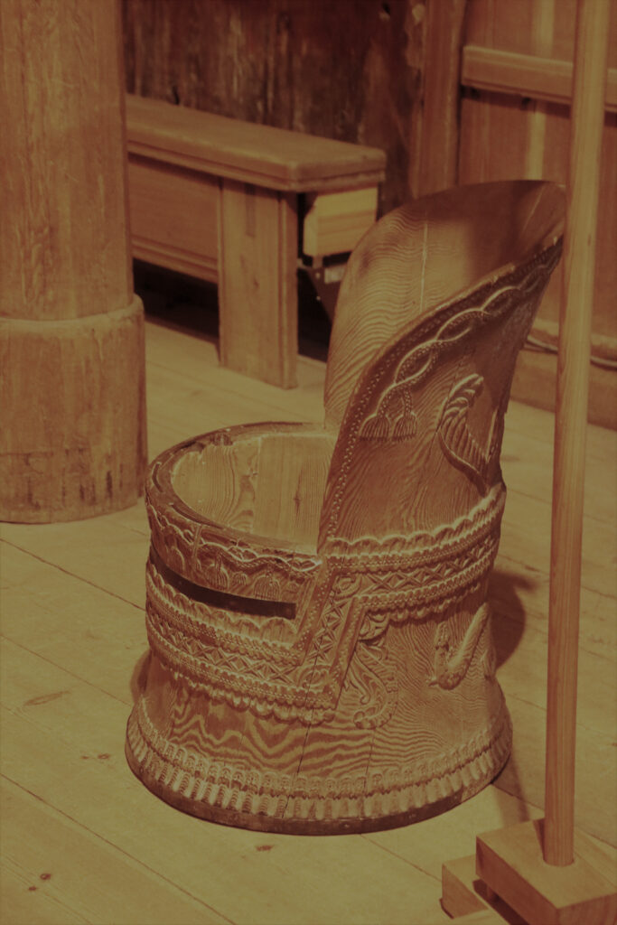 Im Inneren der Stabkirche bei Heddal