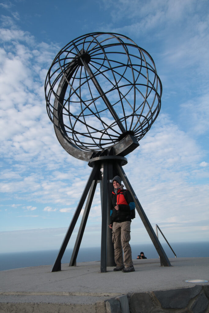 Bei der Nordkap Skulptur