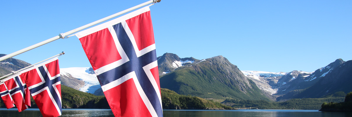 Norwegische Flaggen vor Bergen