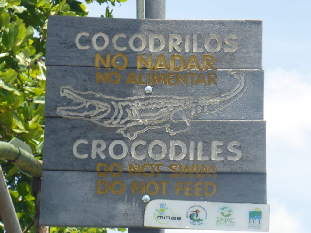 Hinweis auf Krokodile im Fluss