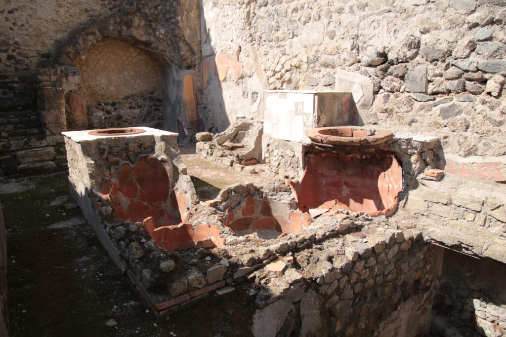 Weinkrüge in einer früheren Taverne