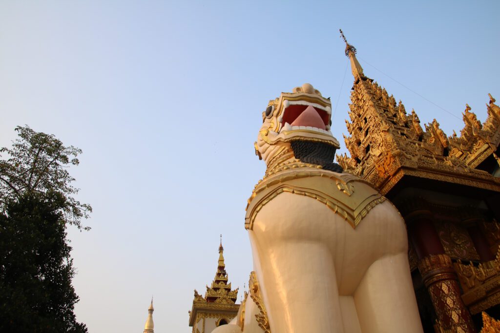 Wächter vor der Shwedagon-Pagode
