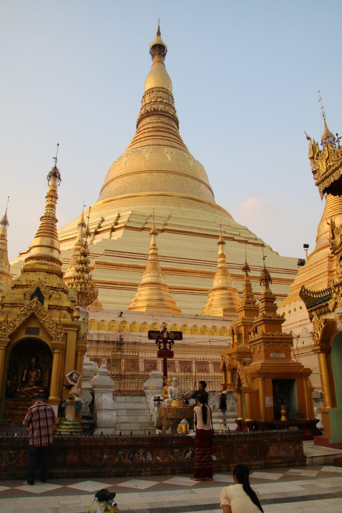 In der Shwedagon-Pagode