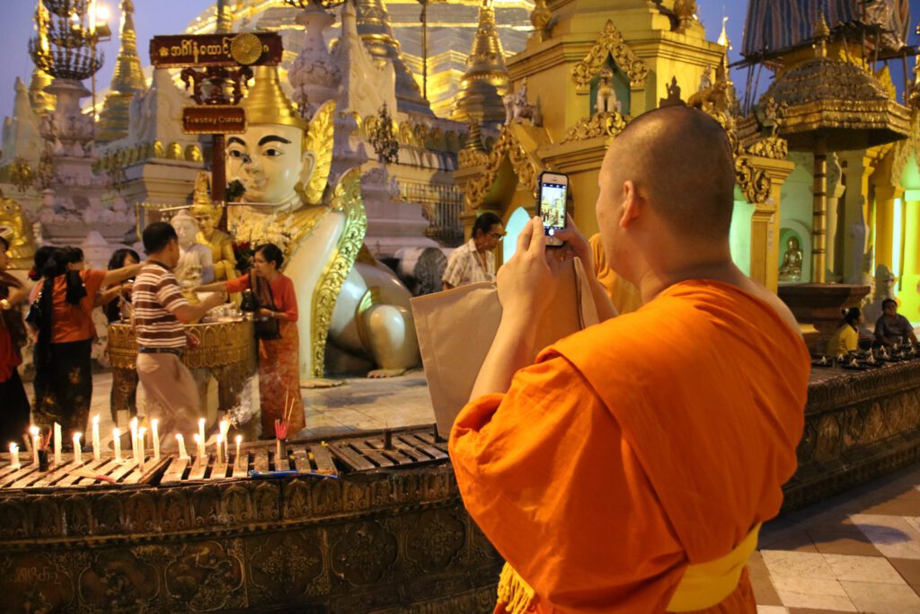 Moench in der Shwedagon-Pagode