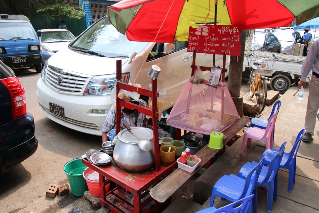 Straßenstand in Yangon