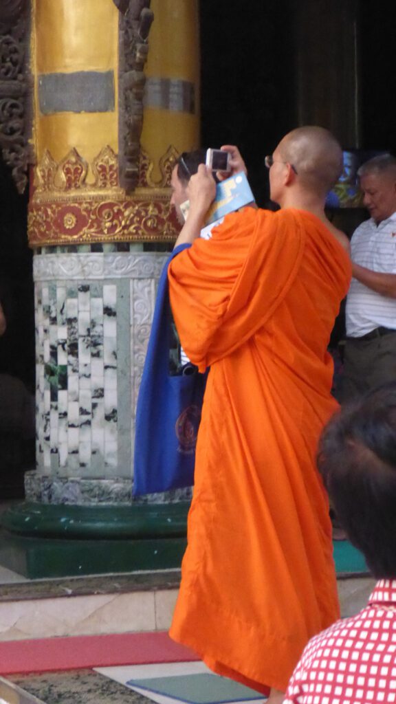 Moench in der Shwedagon-Pagode