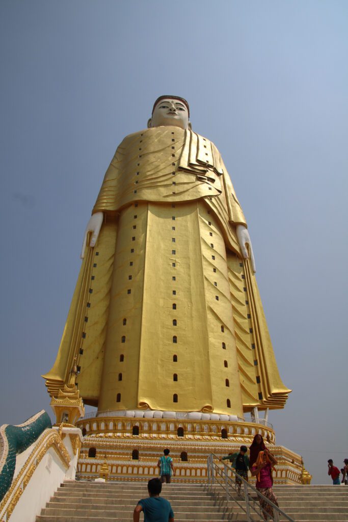 Großer stehender Buddha