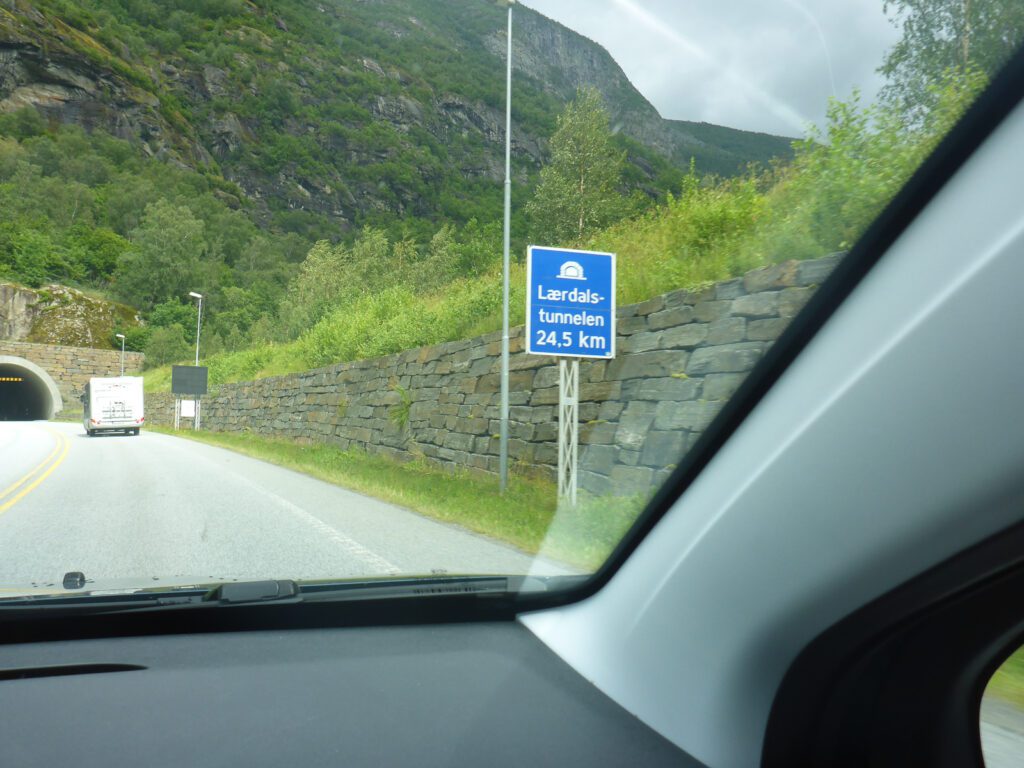 Durch den damals zweitlängsten Tunnel der Welt
