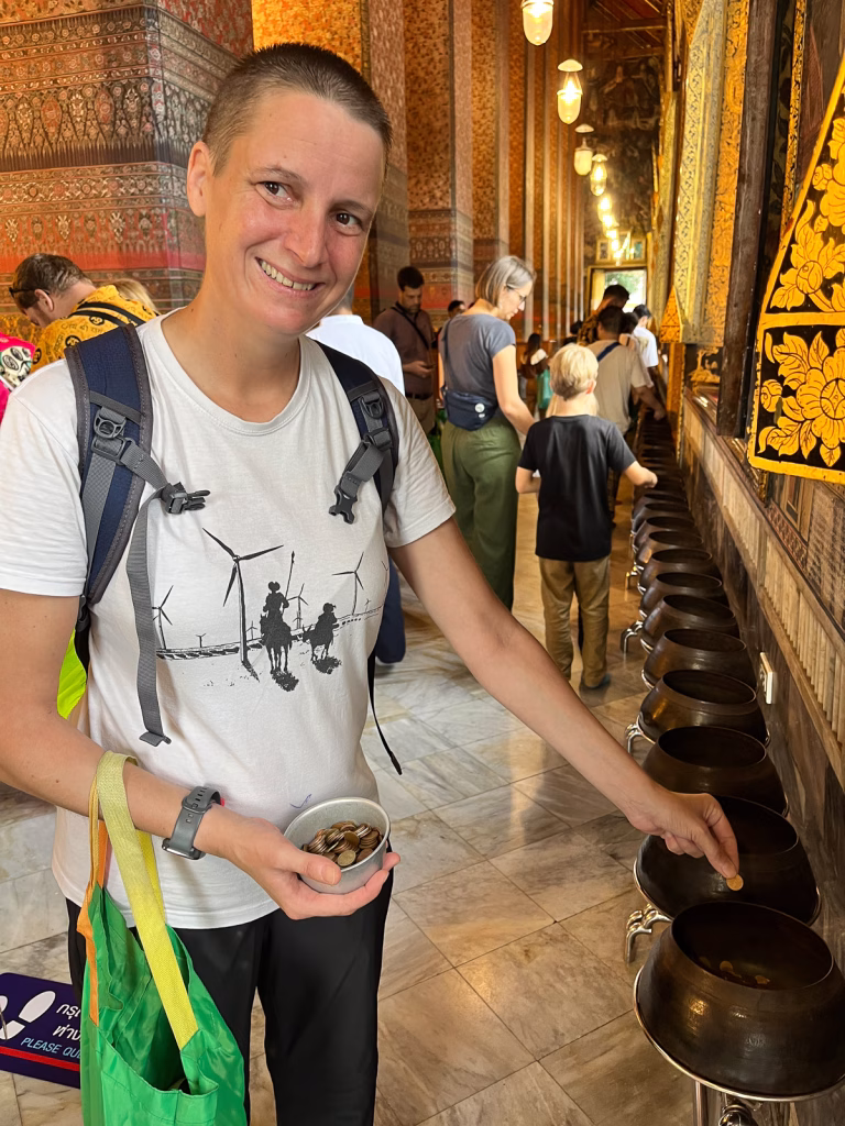 Im Wat Pho - Münzen verteilen bringt Glück