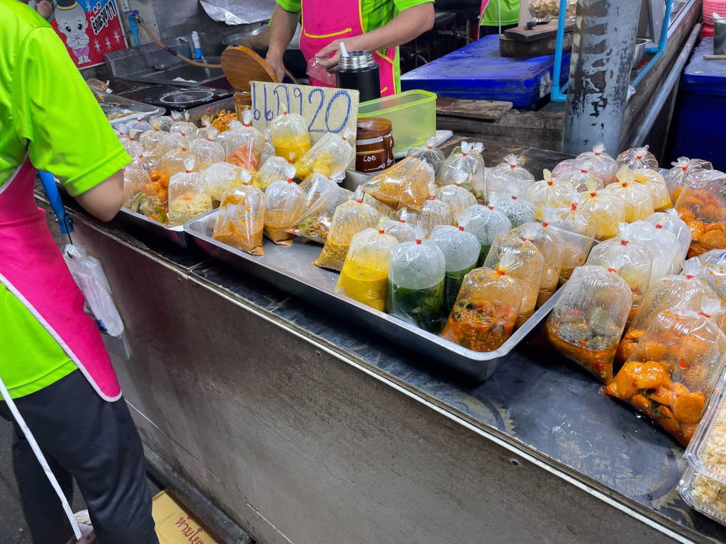 Beim Maeklong Train Market