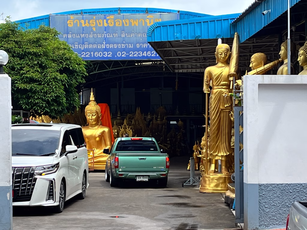 Buddas im "Hinterhof"