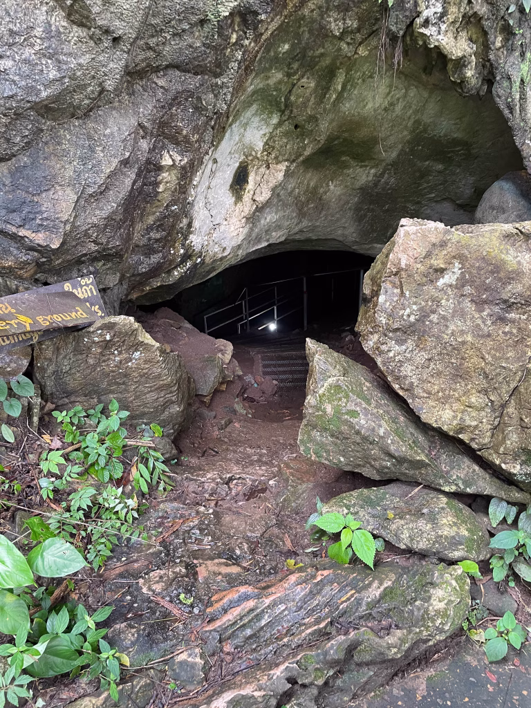Eingang zur Höhle nahe dem Float House Ressort