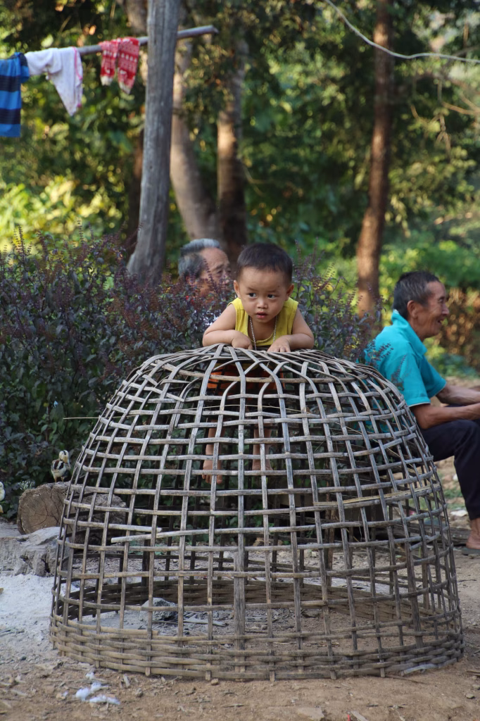 Vogelkäfig und Kind
