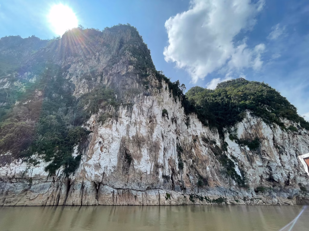 Beindruckende Felsen am Ufer