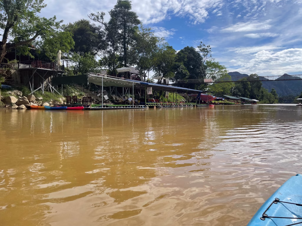 Am Ufer gibt es einige Bars