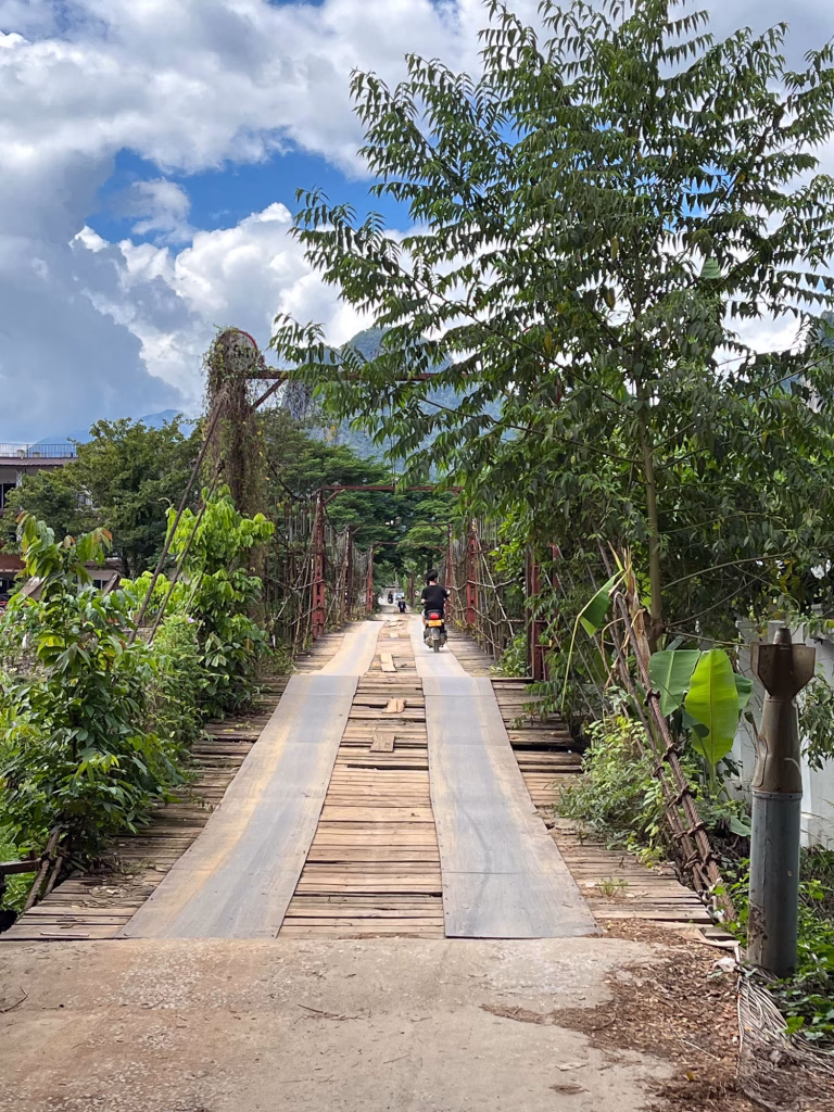 Über die Brücke gings mit dem Quad