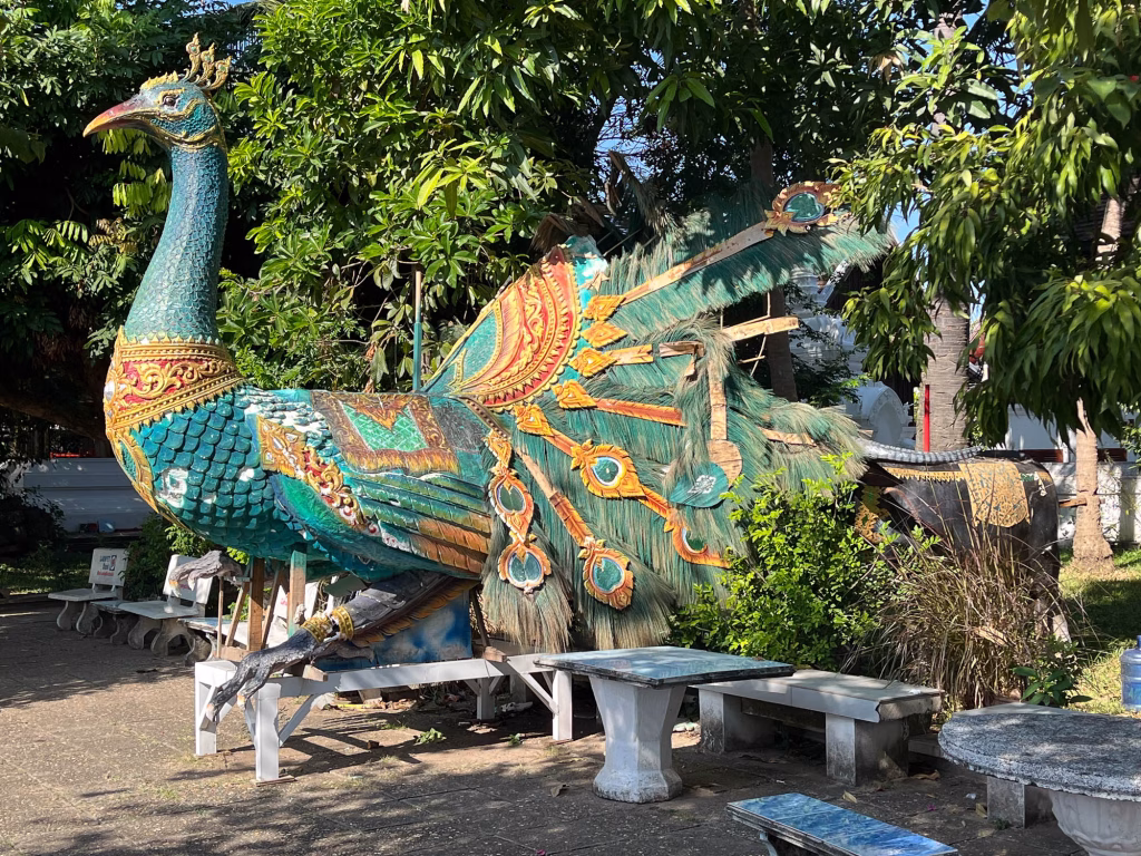 Interessante Deko im Wat Xieng Thong