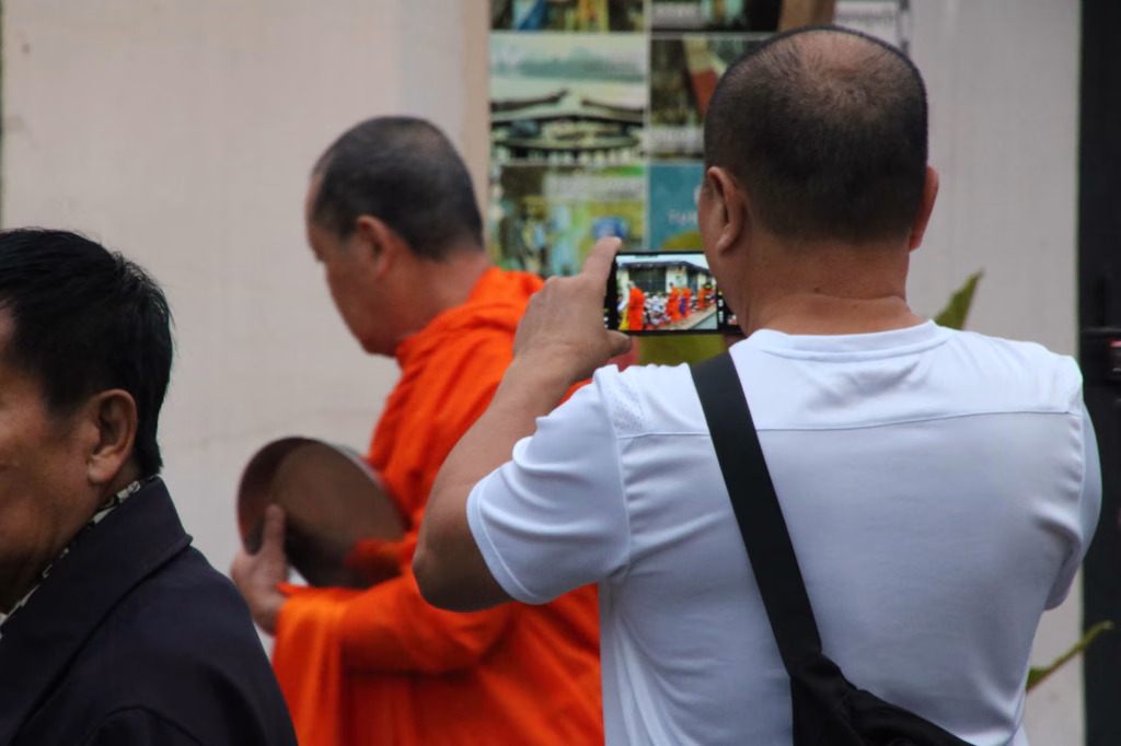 So schaut es in Wahrheit aus - weit mehr Handys und Kameras als Mönche.