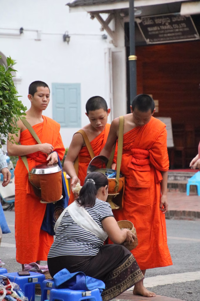 Mönche beim morgentlichen Bittgang