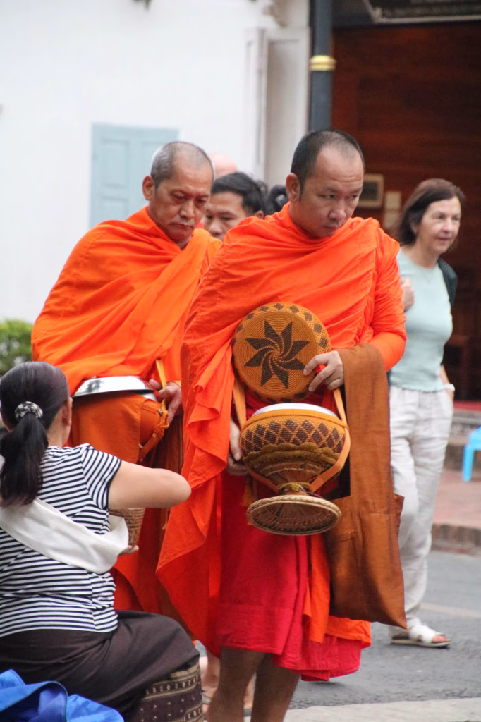 Mönche beim morgentlichen Bittgang