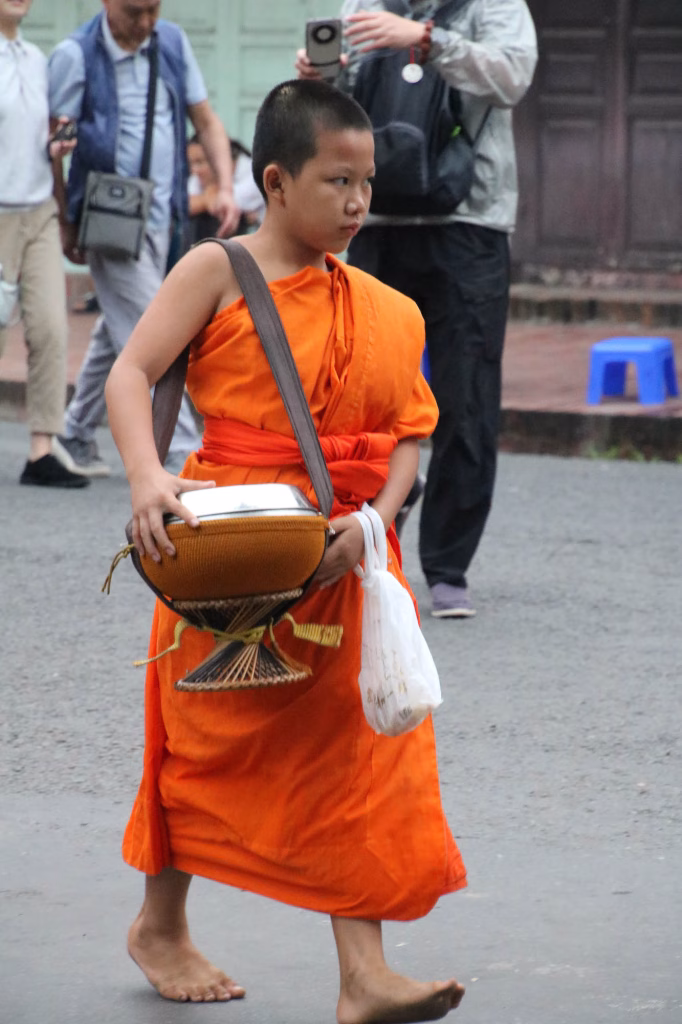 Mönche beim morgentlichen Bittgang