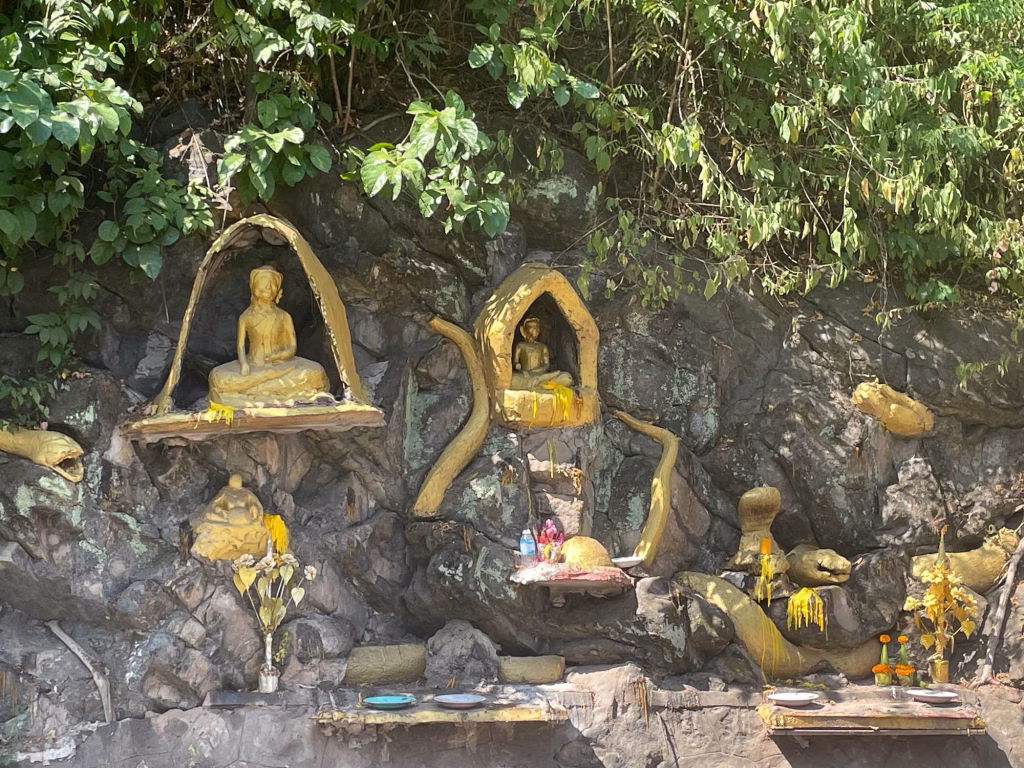 Buddhistische Deko am Straßenrand