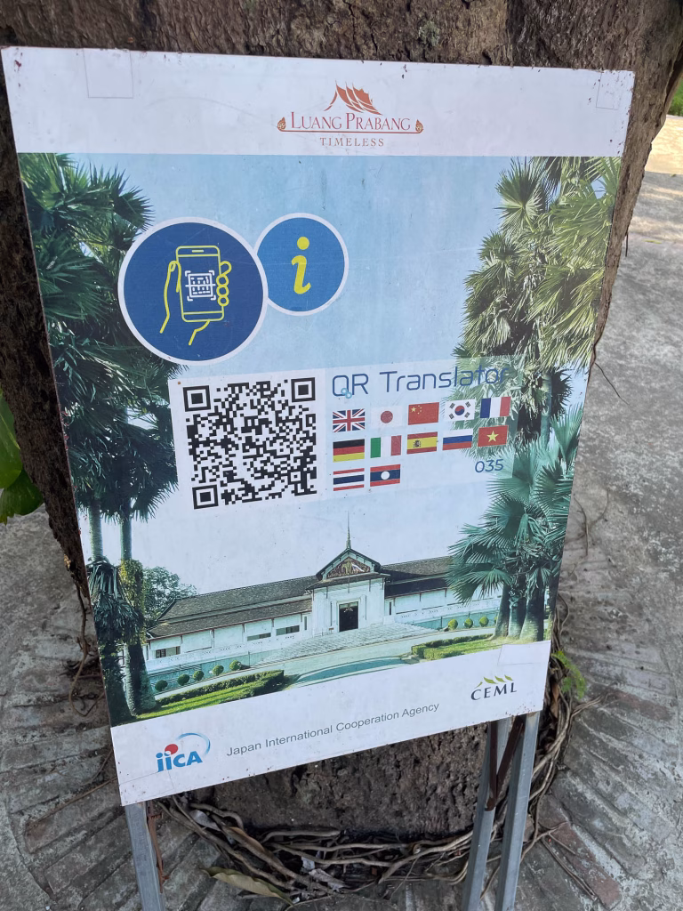 Solche QR Infostellen gibt es immer wieder, von den Japanern finanziert.