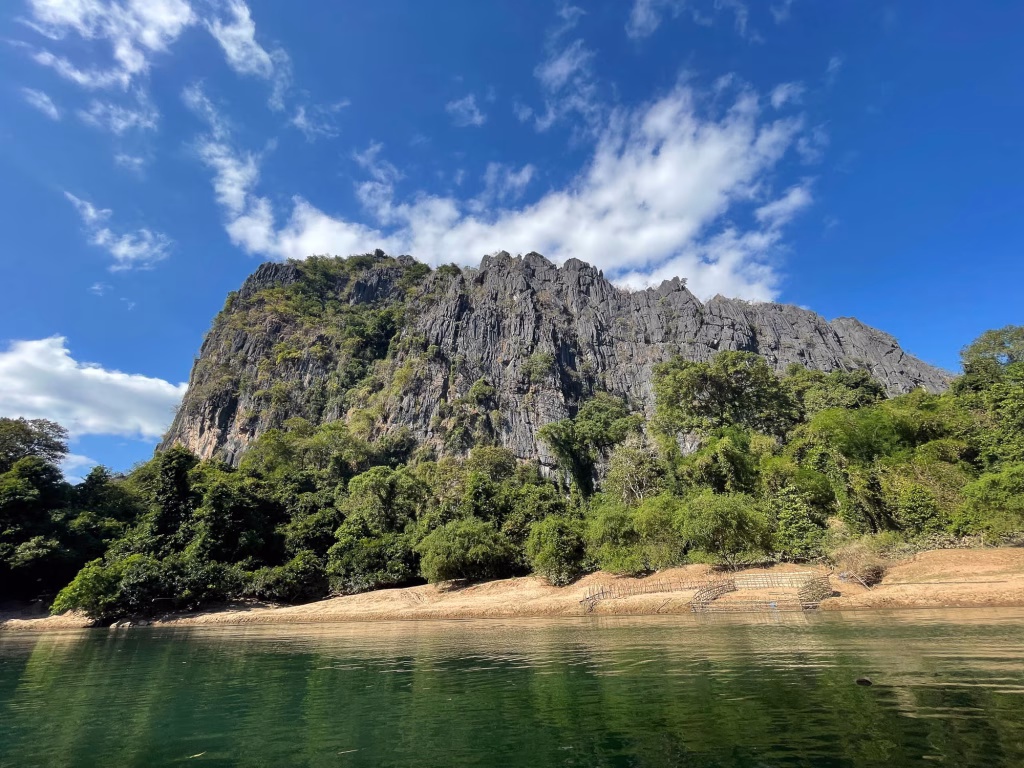 Imposante Formation beim Paddeln am Nam Hinboun River