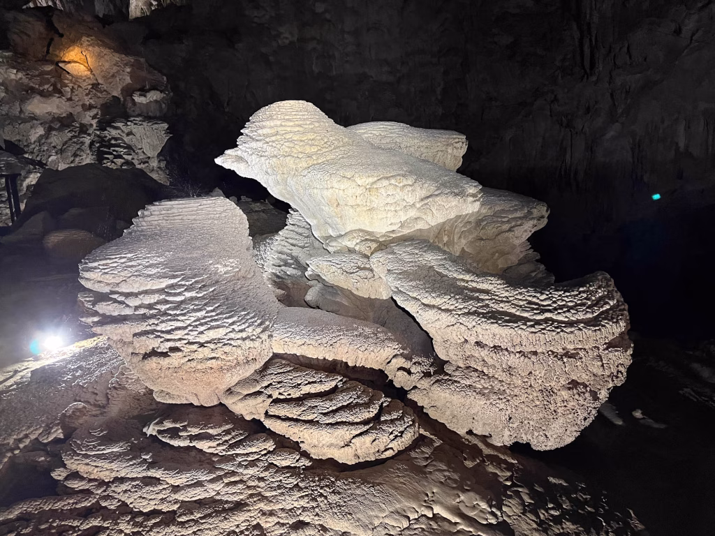 Einer der Stalagmiten in der Kong Lor Höhle
