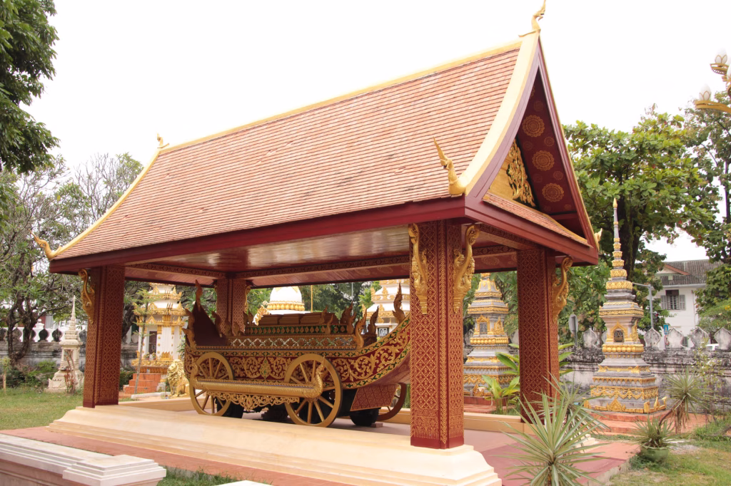 Auf dem Wagen darf Buddha einmal im Jahr durch die Stadt fahren