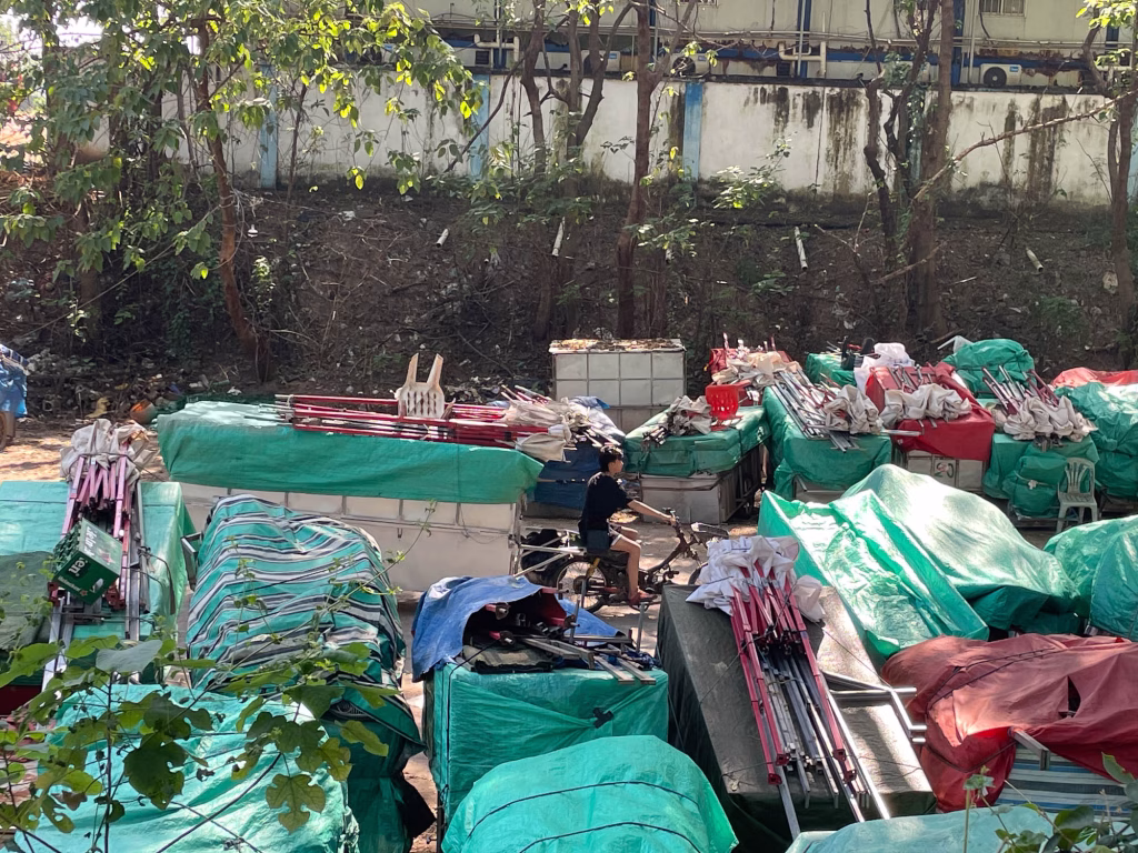 Marktstände werden vom Lager zum Markt gebracht