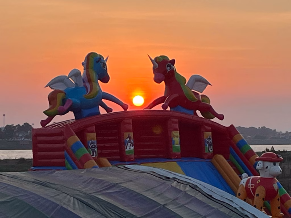 Detail eines Spielplatzes beim Nachtmarkt