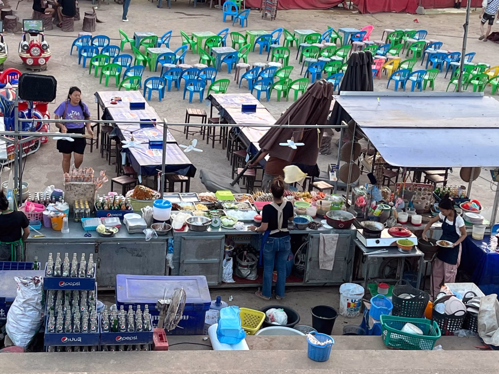 Essensbereich am Nachtmarkt