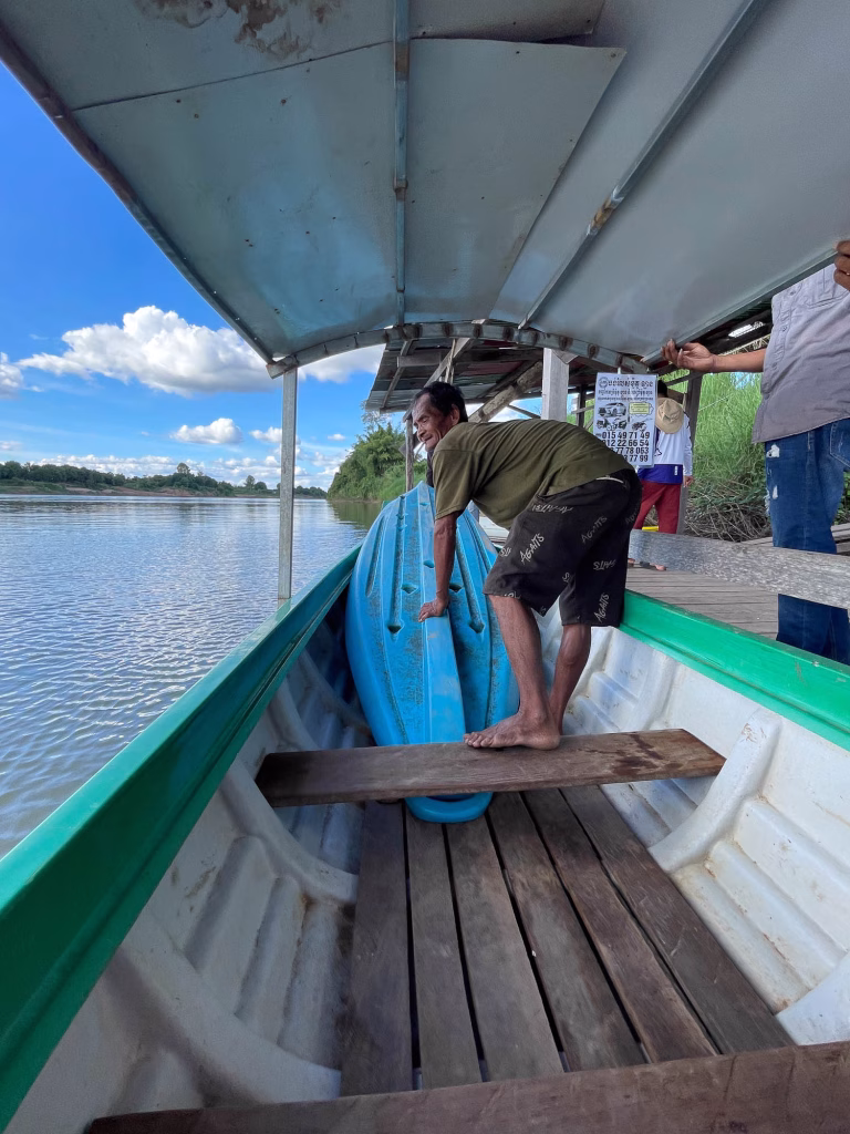Unsere Kajaks werden aufs Boot geladen