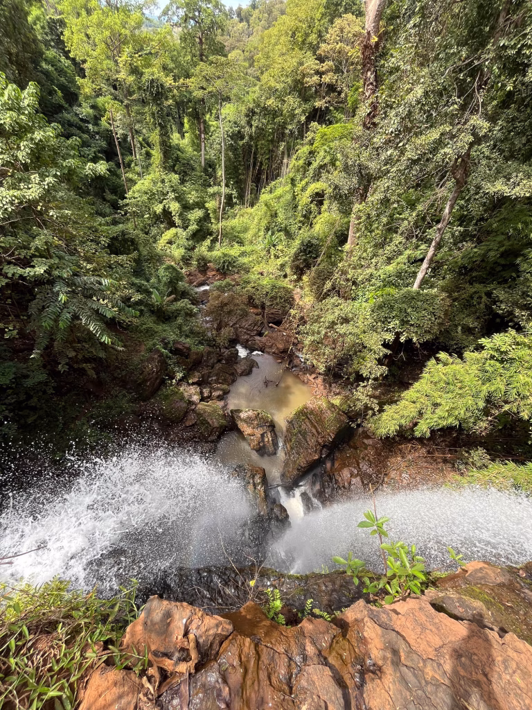 Andere Sicht auf den Kachanh Wasserfall