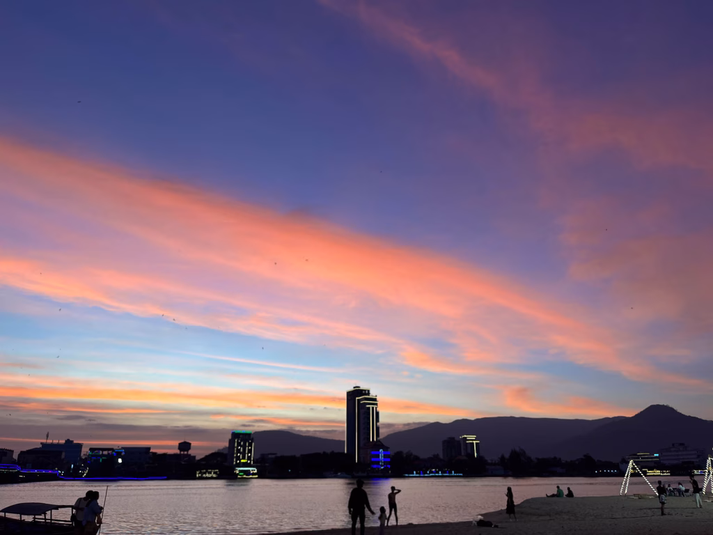 Kampots Strandpromenade am Abend