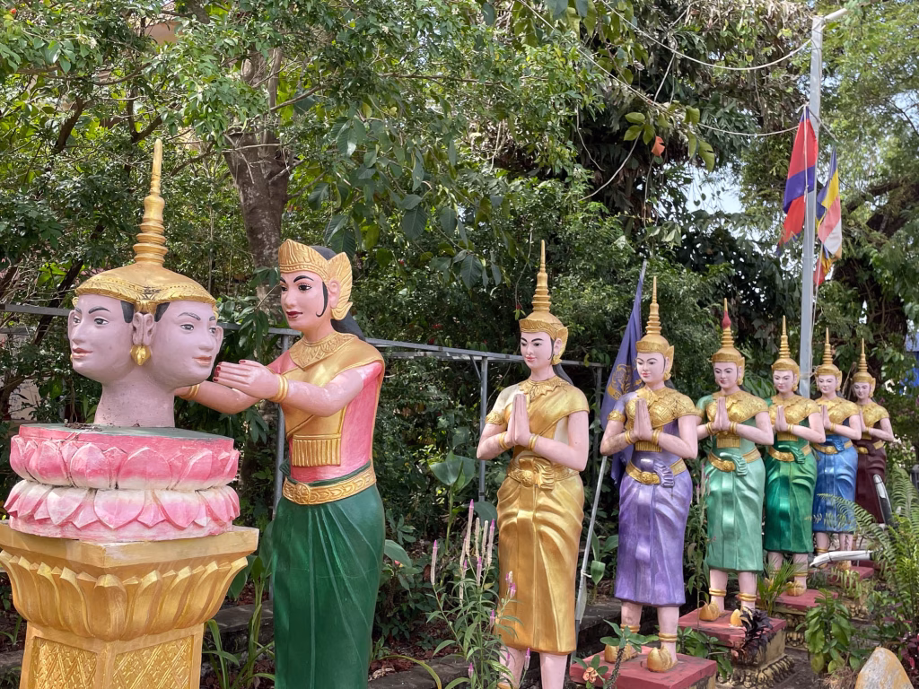 Figuren in einem Wat in Kampot