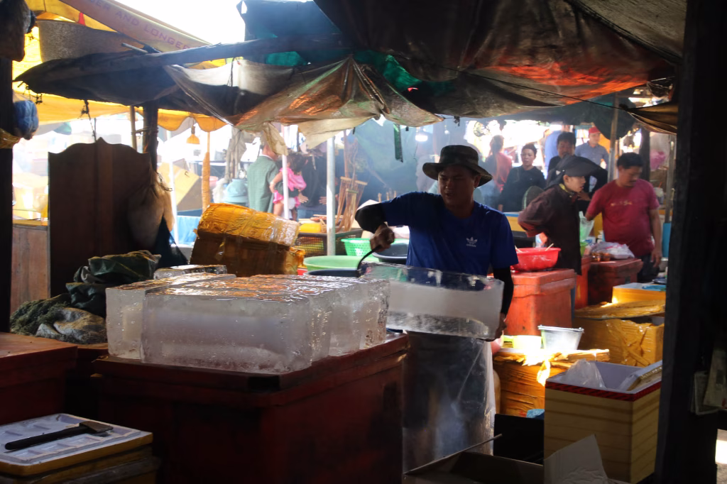Eislieferung am Krabbenmarkt in Kep