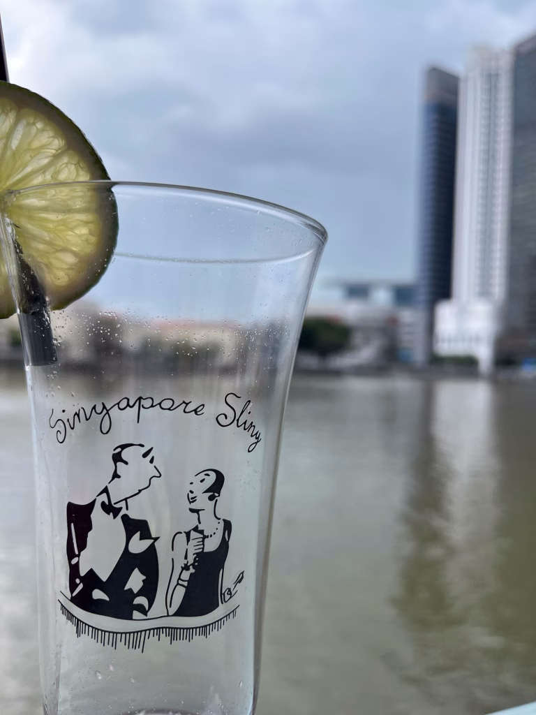 Haben Singapur Sling vor beeindruckender Kulisse getrunken.