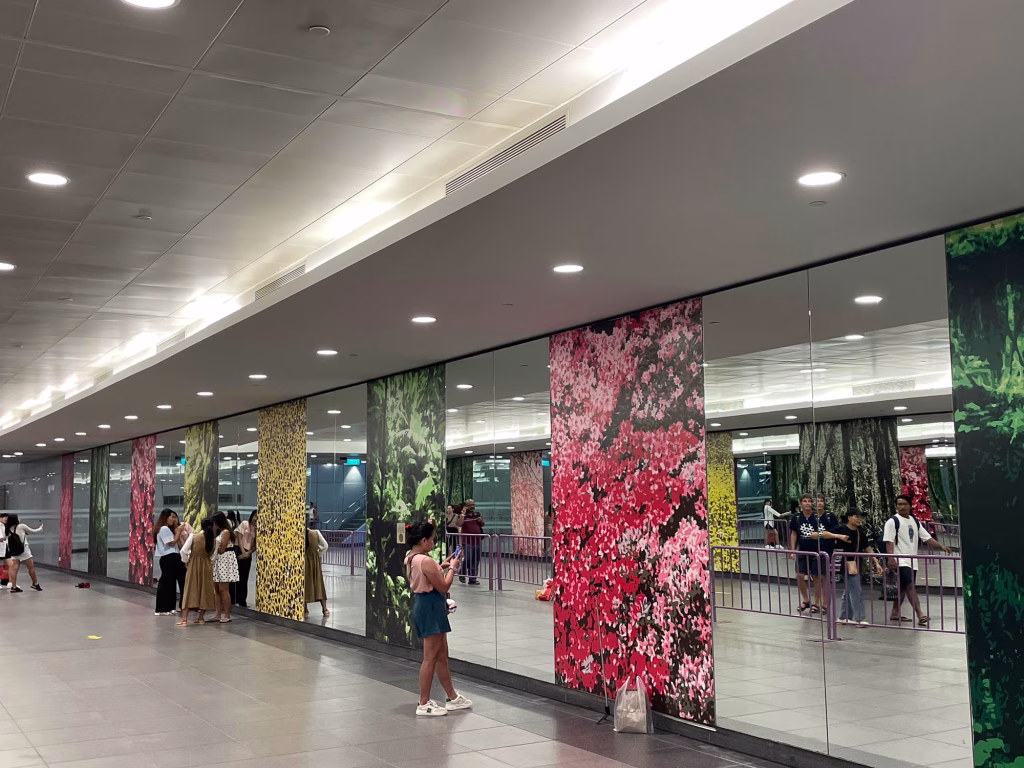 Dieser Gang in der Metro Station Marina Bay lädt zum Posieren und Tanzen ein