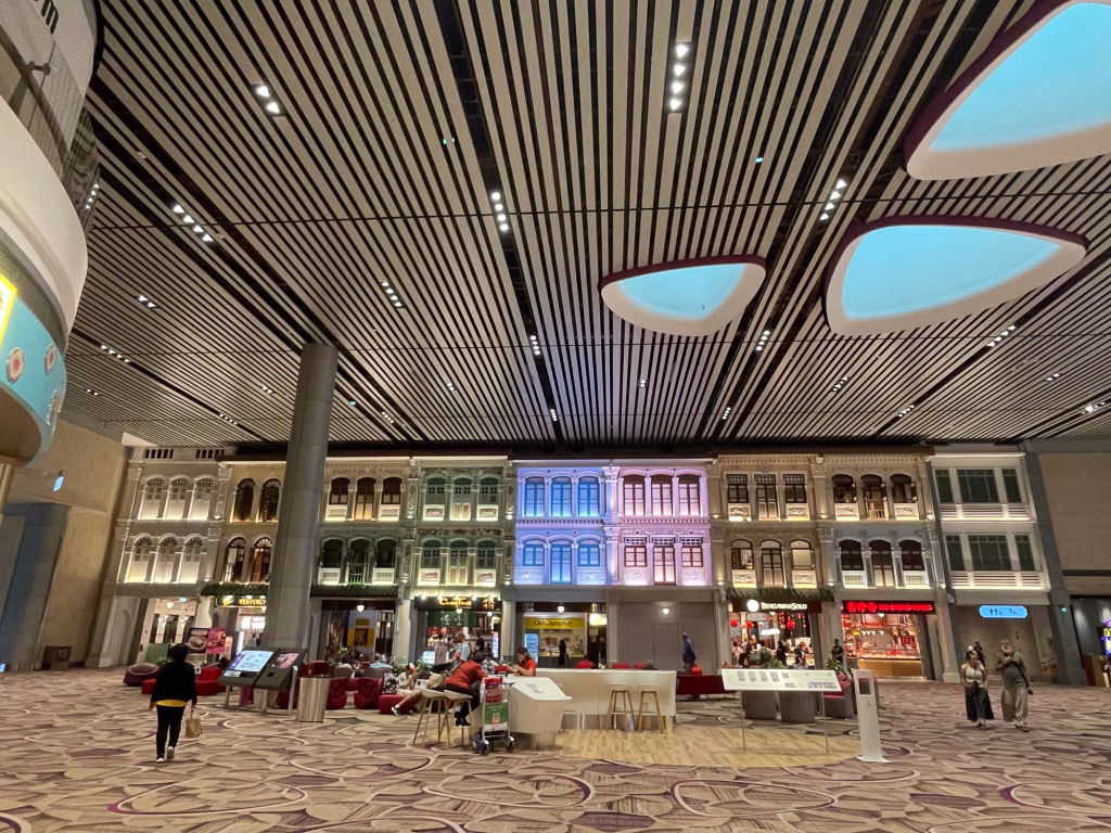 Fassadenkunst im Terminal 4 Abflugbereich