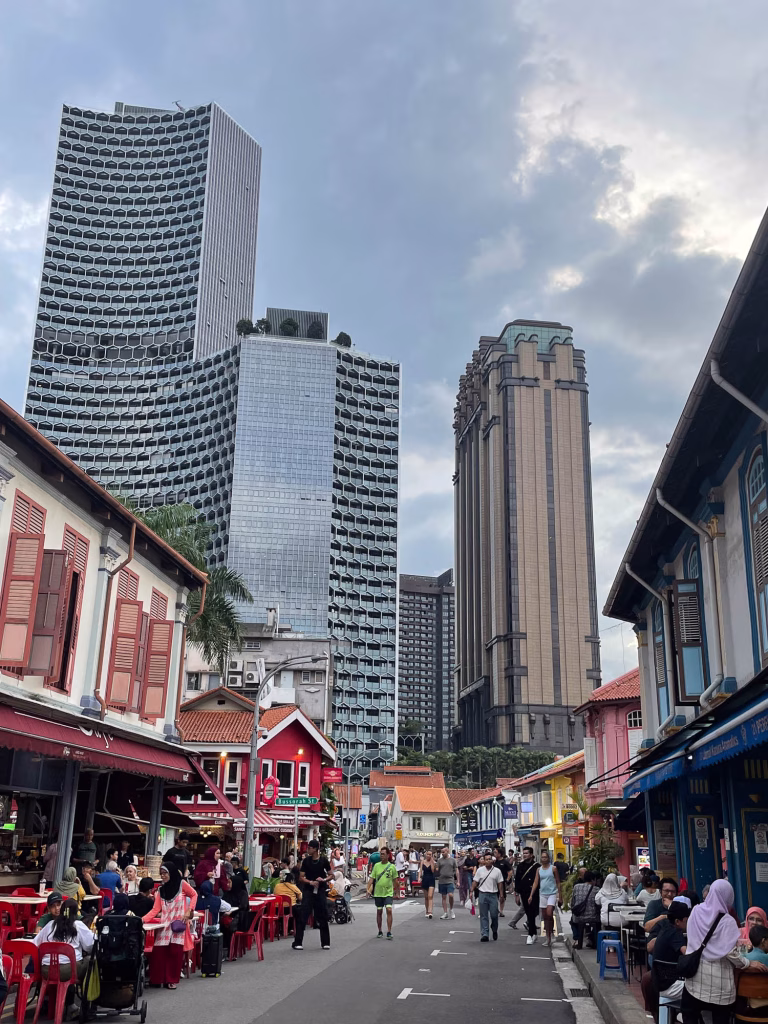 Kampong Glam mit Hochhäusern im Hintergrund