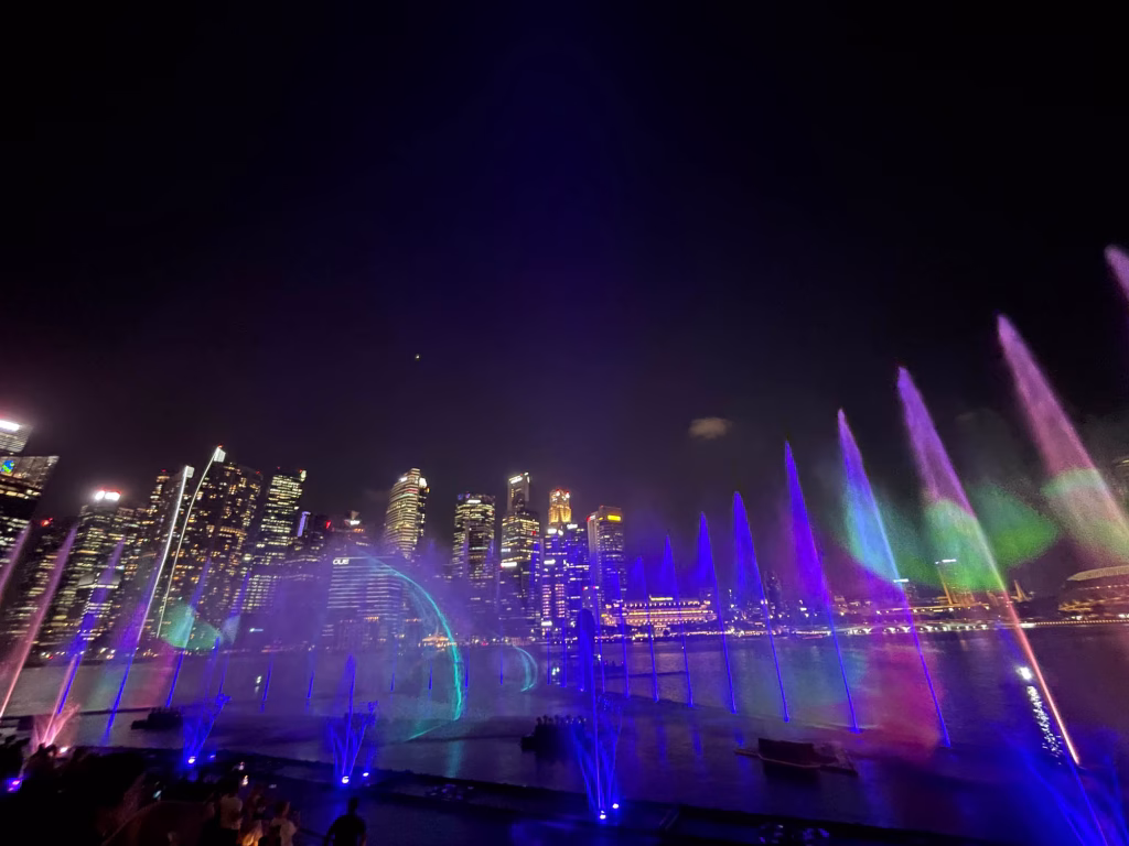 Abendliche Lichtshow vor dem Marina Bay Sands Hotel