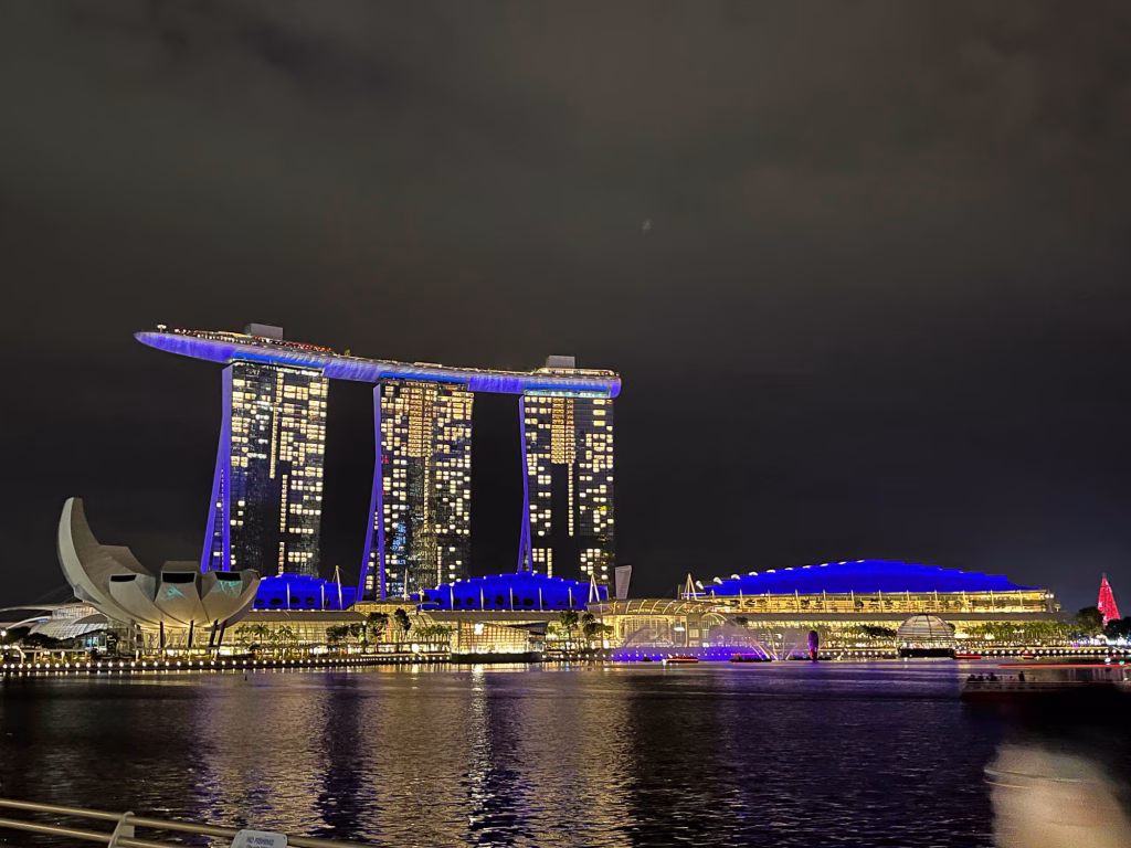 Marina Bay Sands Hotel bei der Lichtshow am Abend