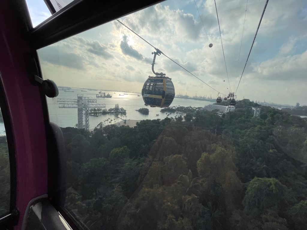 In der Seilbahn zur Insel Sentosa