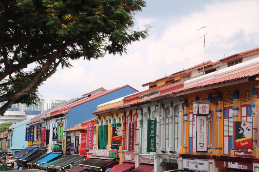 Bunte Häuserzeilen während der Hop-on Busfahrt